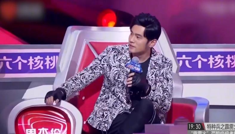 “明星针锋相对”：杨丽萍对金星当众拍桌，冯小刚让成龙下不来台