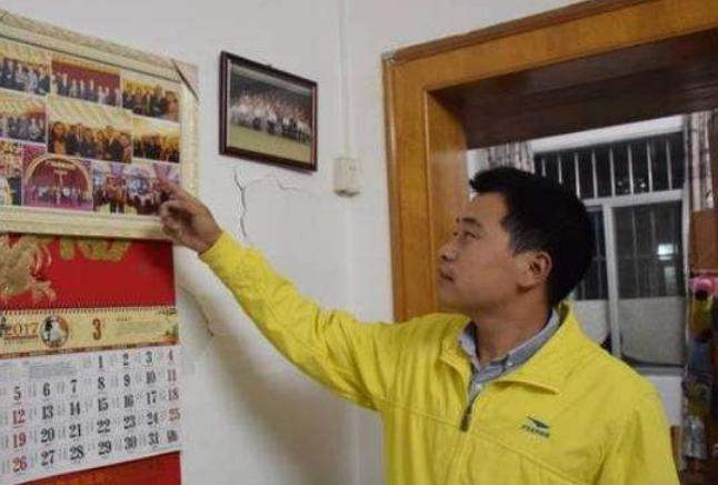 托举哥爬上四楼外墙救下2岁小孩,托举哥徒手爬楼救孩子