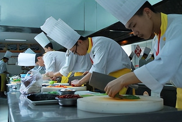 遭不住的高温天气,蛇被热中暑