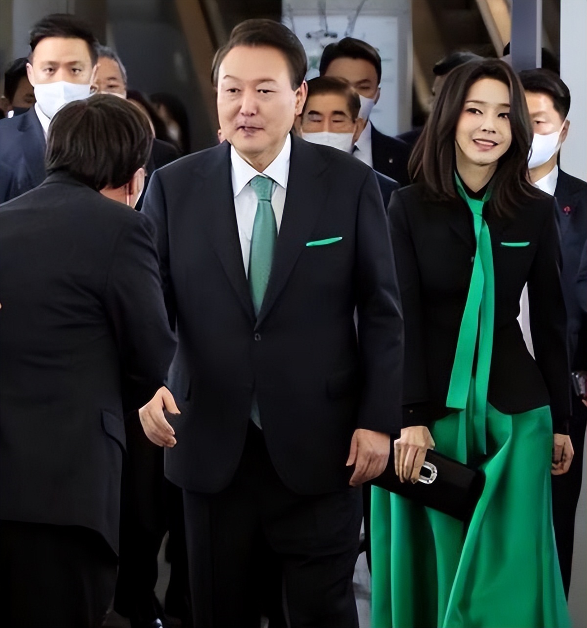 闊╁浗澶汉绌胯亴涓氬瑁呰姘斿満鍏ㄥ紑,闊╁浗绗竴澶汉绌胯タ瑁呴厤缁胯壊琛～