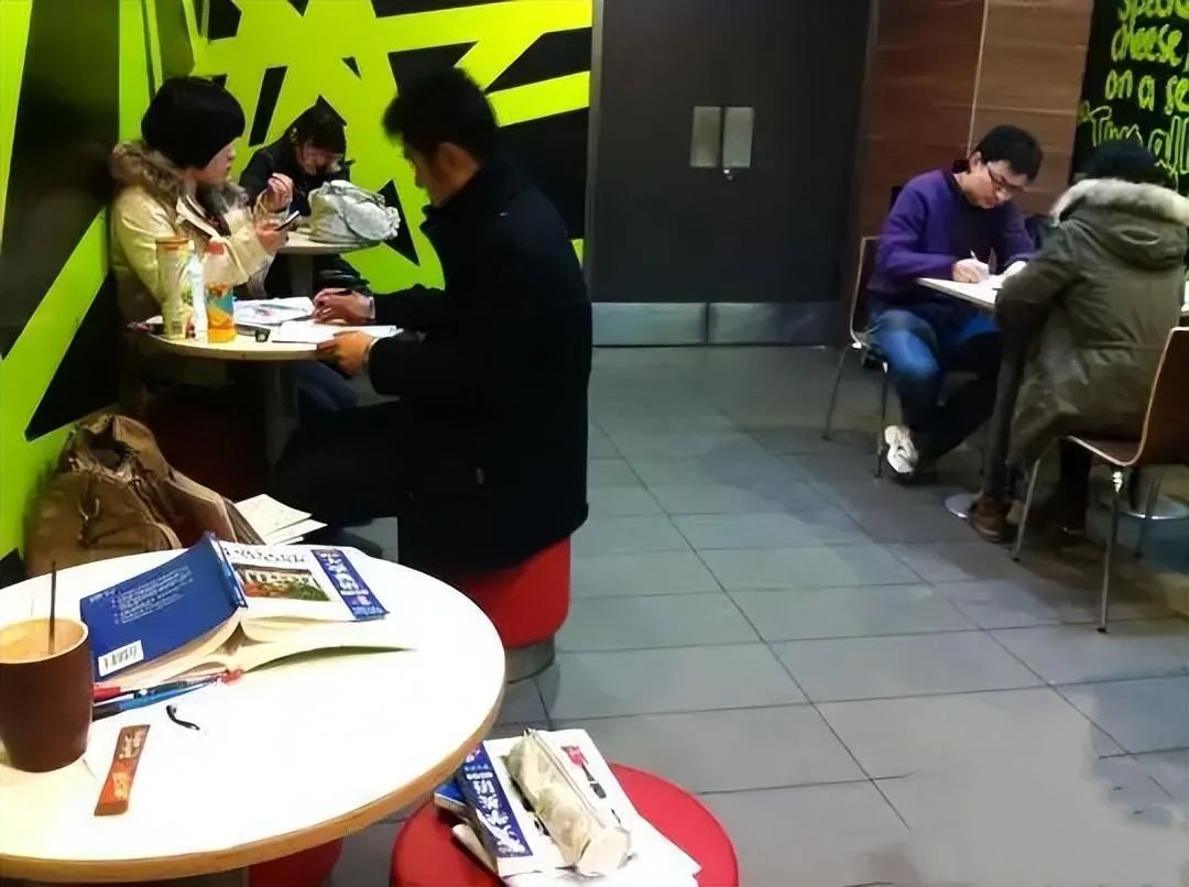 “图书馆最窒息的一幕”冲上热搜，暴露当下年轻人面临的残酷困境