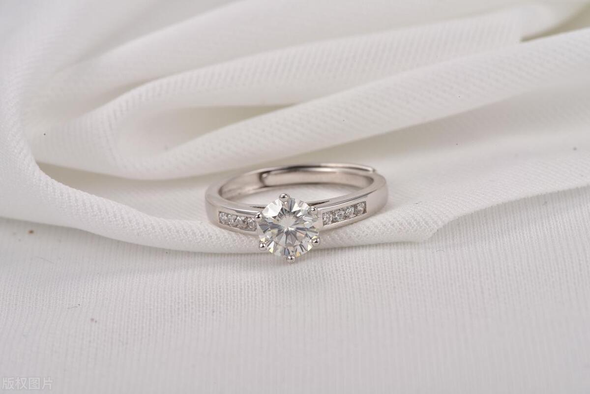 买钻戒要看哪些因素和指标,买钻戒注意哪些坑
