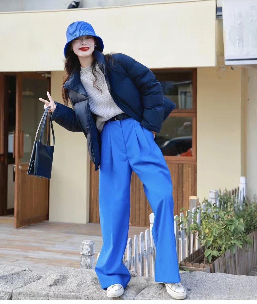 19冬羽绒服穿搭,韩款黑色羽绒服搭棕色长靴