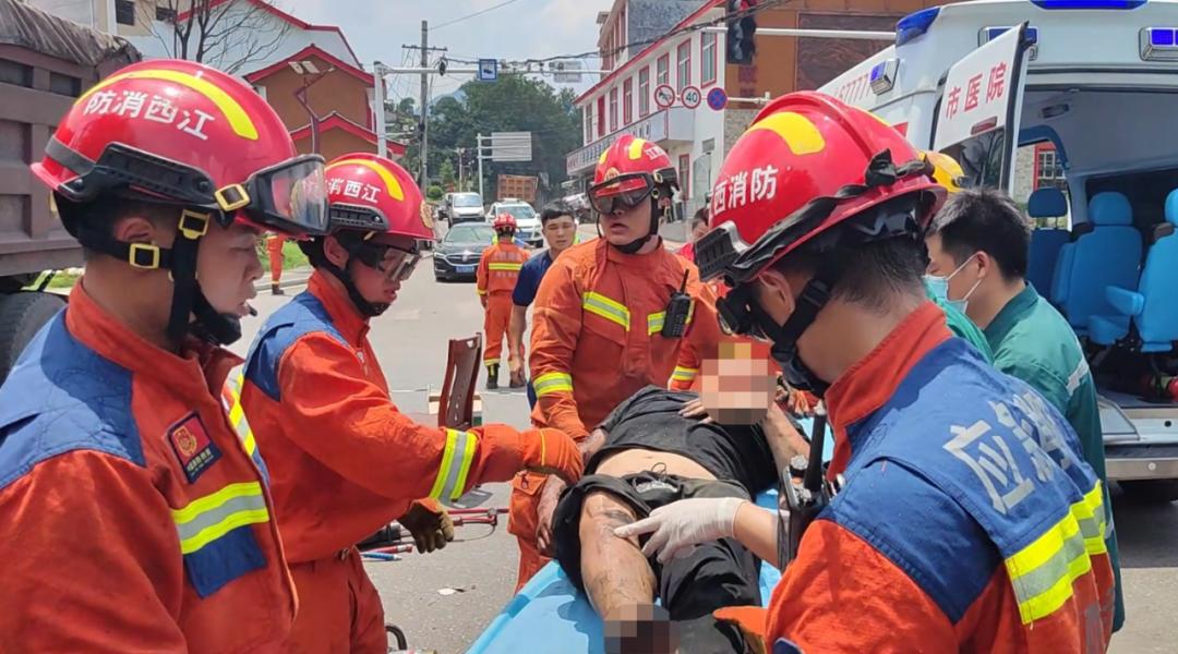 萍乡两车相撞车头撞得稀巴烂视频,两车相撞紧急救援视频