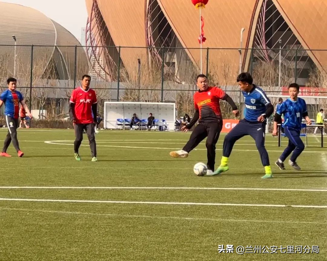 “绿茵激情洒汗水驰骋奥体见友情”——兰州公安七里河分局与交警支队开展足球友谊赛