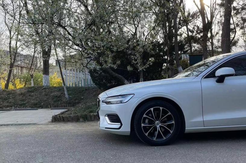 沃尔沃s60和奥迪a4l后排空间,奥迪a4l和沃尔沃s60维修保养对比