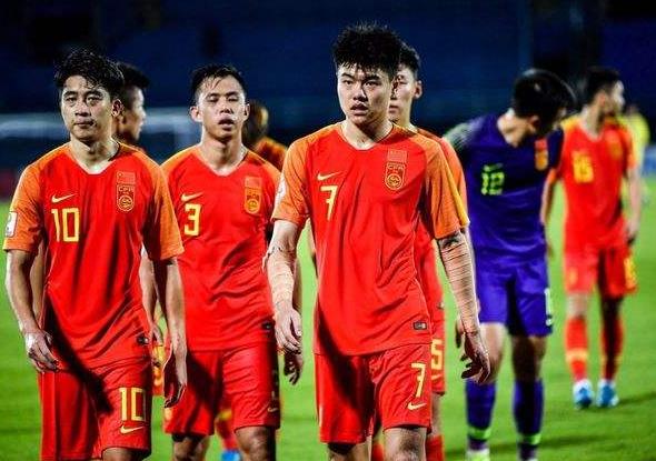 安徽一老师编“男足”段子,学校当标语滚动*放播**,结果有些意外