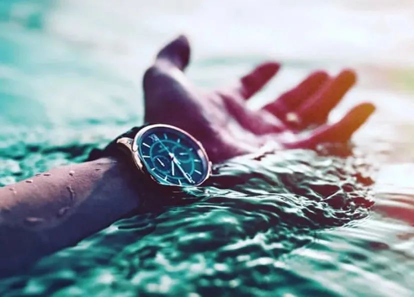 电话手表进水起雾怎么处理,手表起雾了就是手表进水了吗