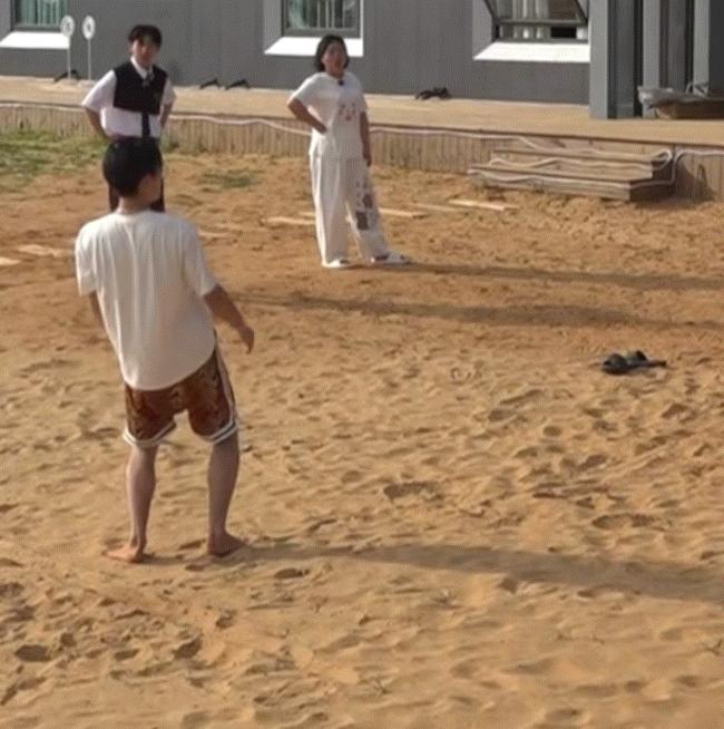 王鹤棣出席活动微博惊艳,王鹤棣一夜爆红的反应