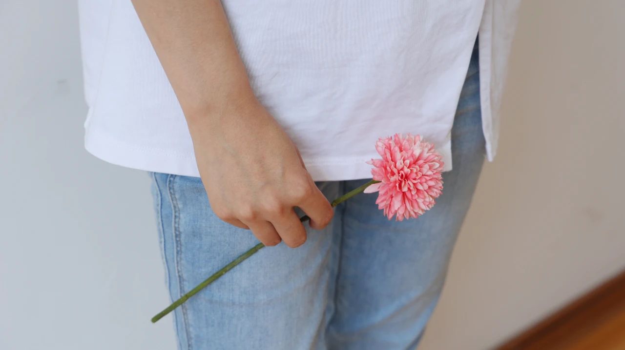 妇科外阴白斑初期表现,外阴内部有一个白色的小斑点