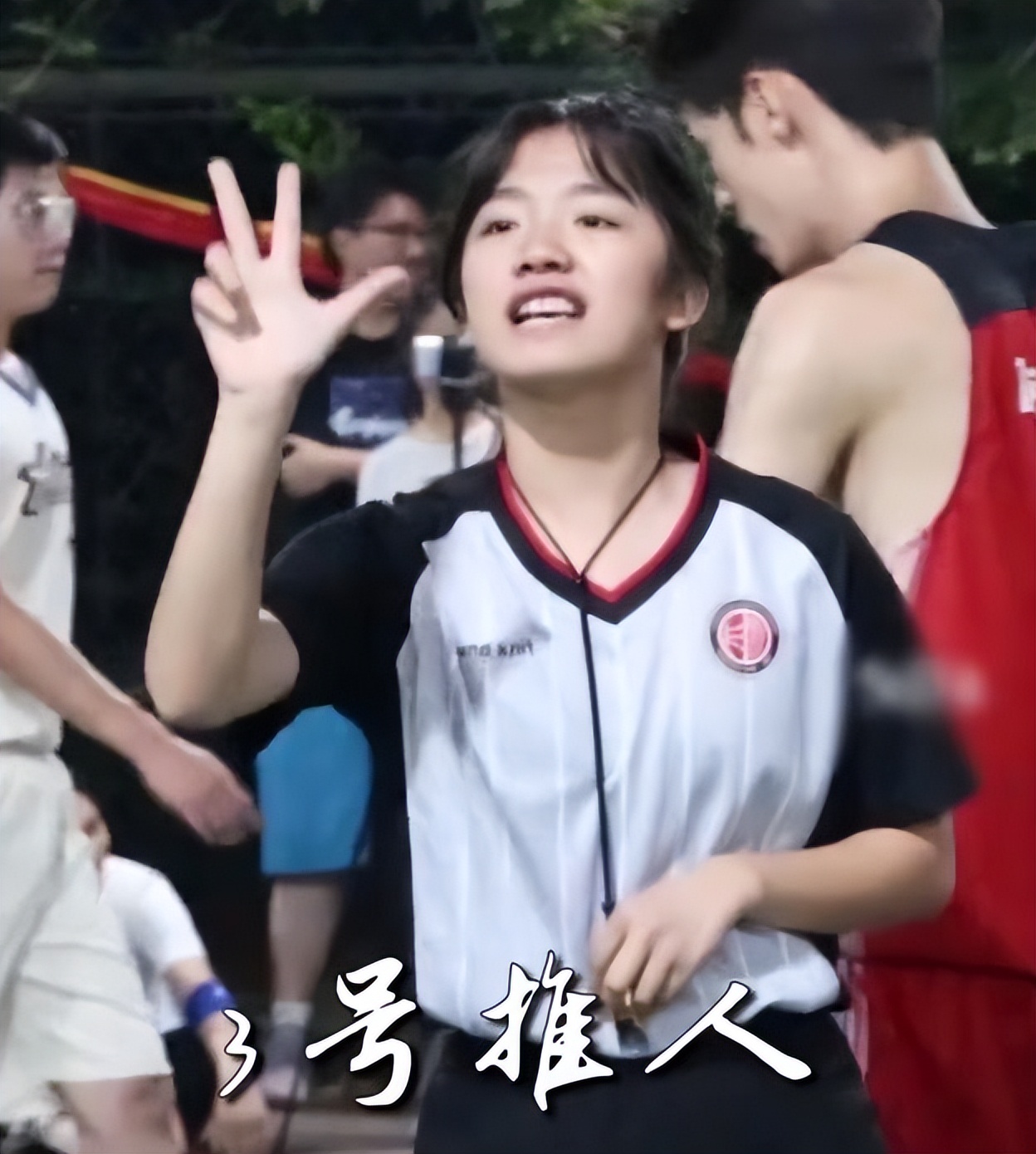 高校女生担任篮球赛裁判员,杭州高校篮球女裁判霸气视频
