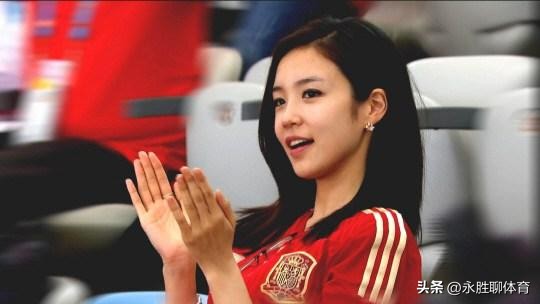韩国女记者遭球迷强搂,韩国女记者报道世界杯被吓到