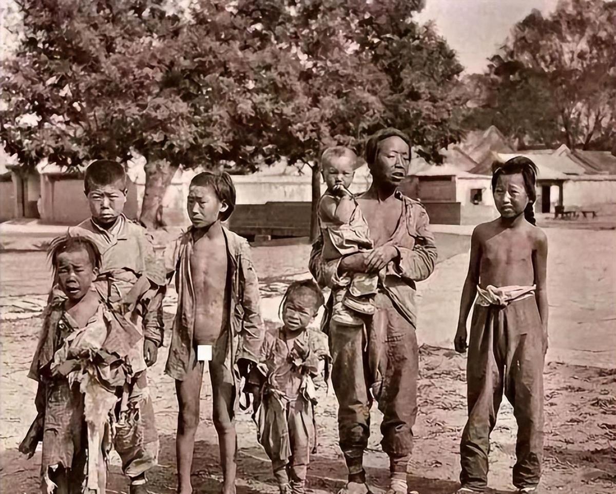 日本暴行老照片,日军女子拍照