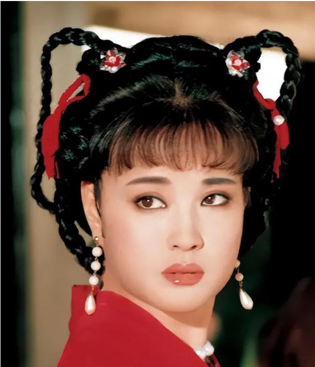 明明“徐娘半老”，却非要“尬演少女”，这4位女明星脸不红吗？