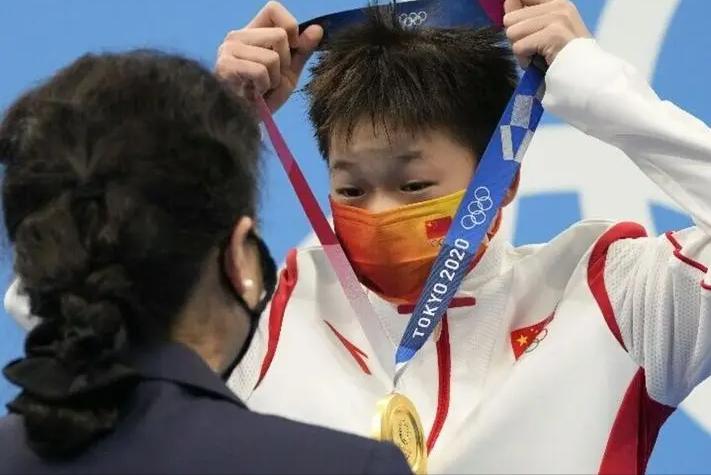 奥运冠军全红婵与他人合影,奥运冠军全红婵简历