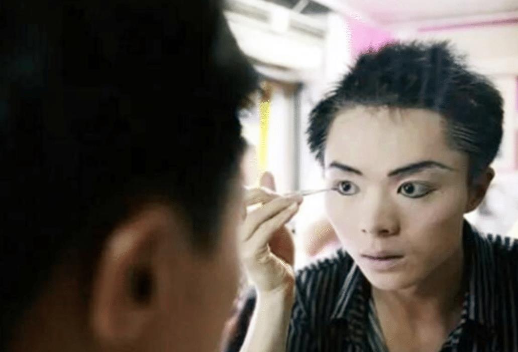 “人妖”李二毛：为爱情变性，被跟拍17年，离世多日才被发现