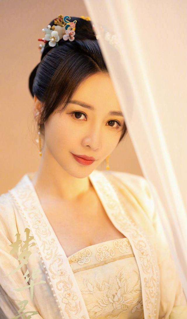 42岁柳岩恋情疑曝光,柳岩自曝恋情年轻照片