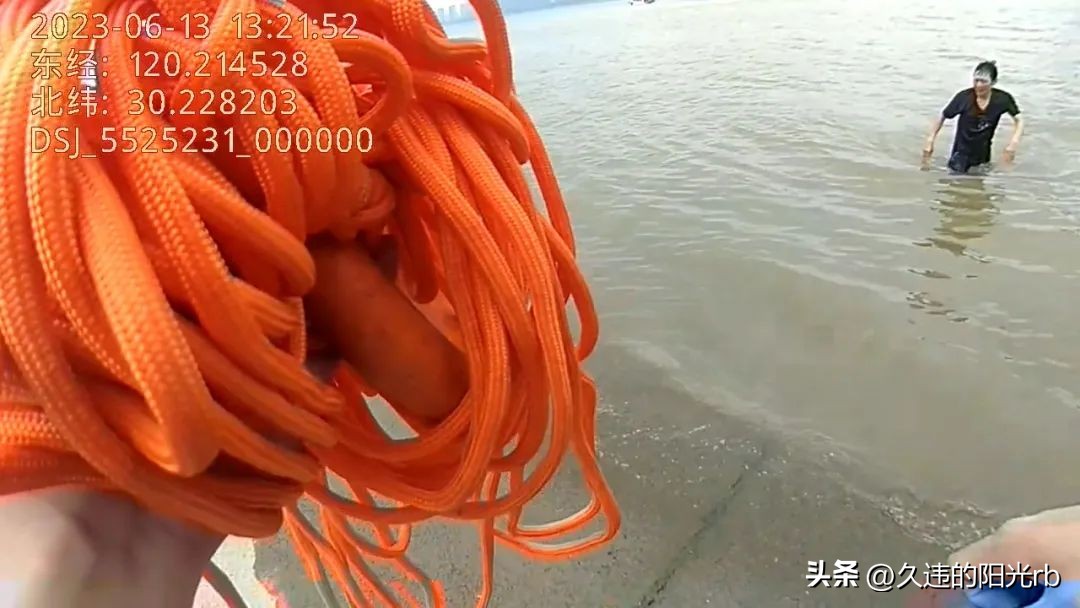 外卖小哥一跳拍掉箱子,外卖小哥跳嘉陵江