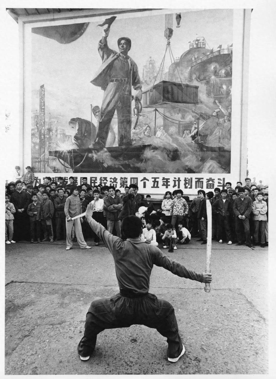 卑鄙龌龊老照片：*楼青**女子妖娆多姿，妇女露胸喂奶被孩子撕扯衣服