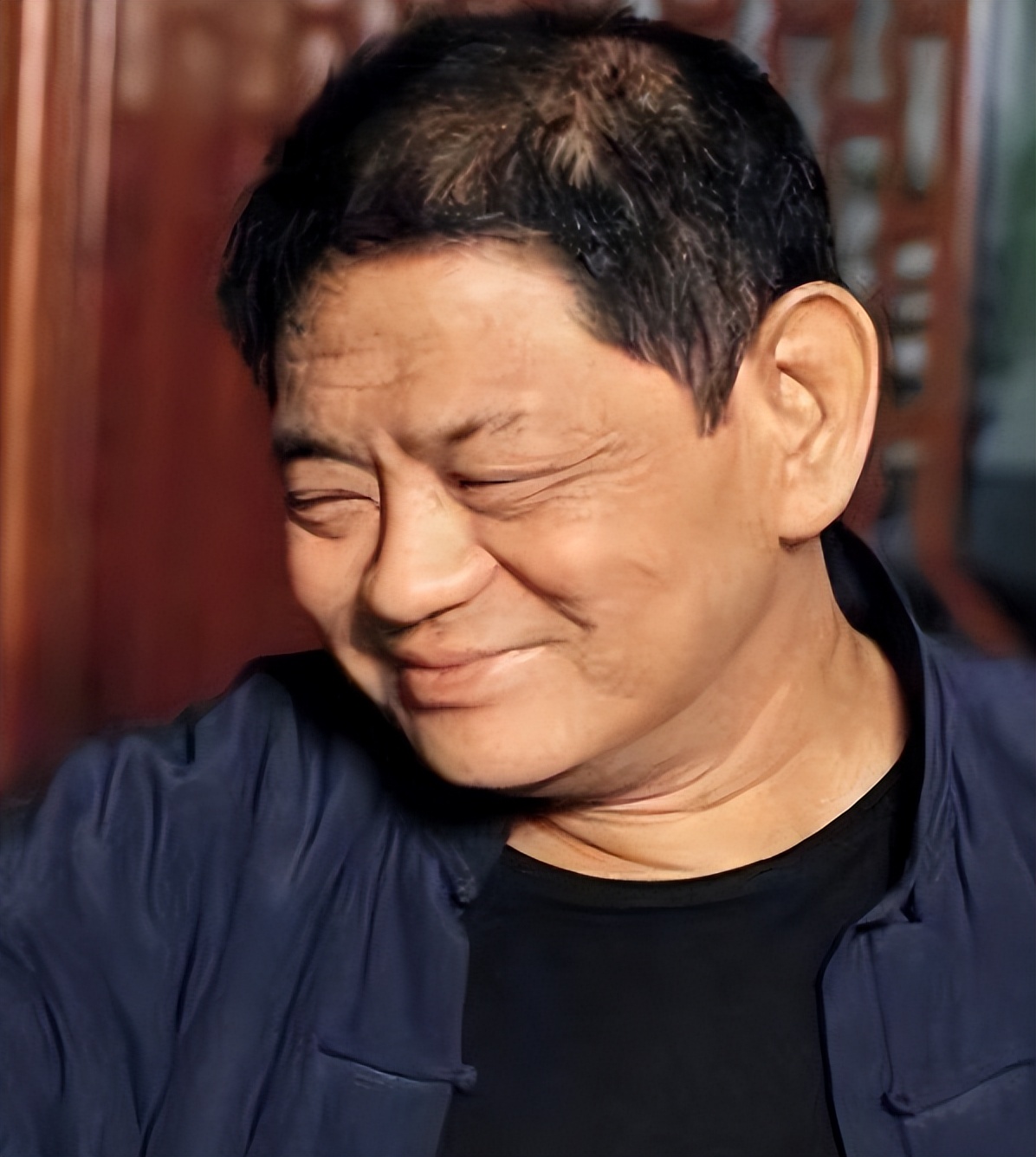 他年赚56亿拿20亿泡妞，别墅养着百位美女，晚年给儿子留26亿巨债