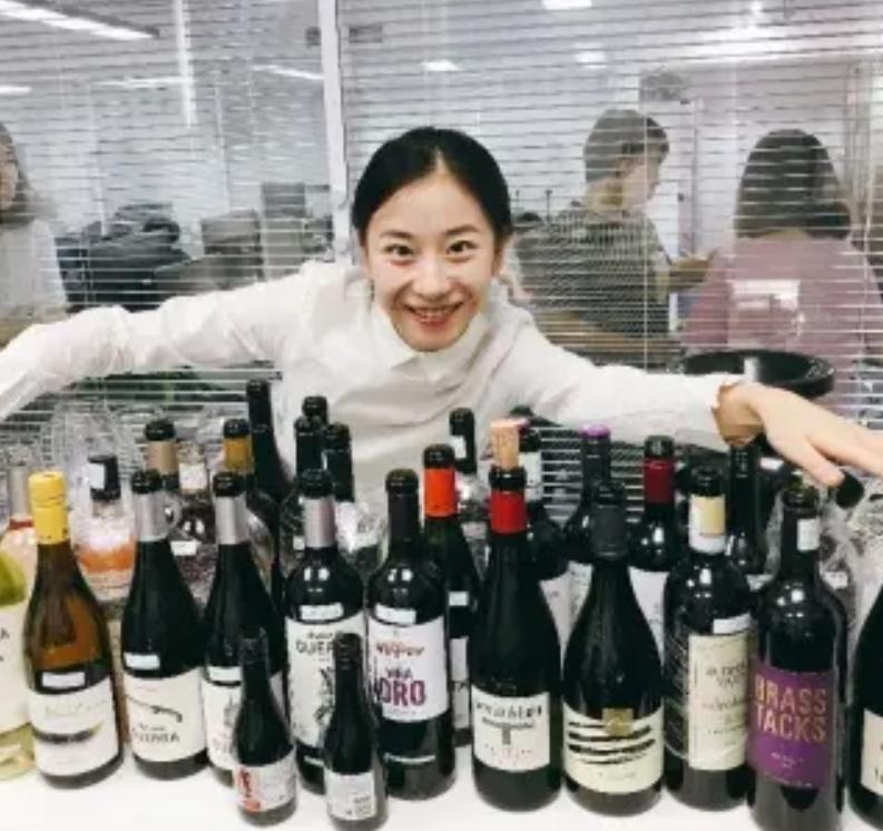 90后北京美女，靠卖酒爆红，一场直播卖100万，年入3.5亿，凭啥？