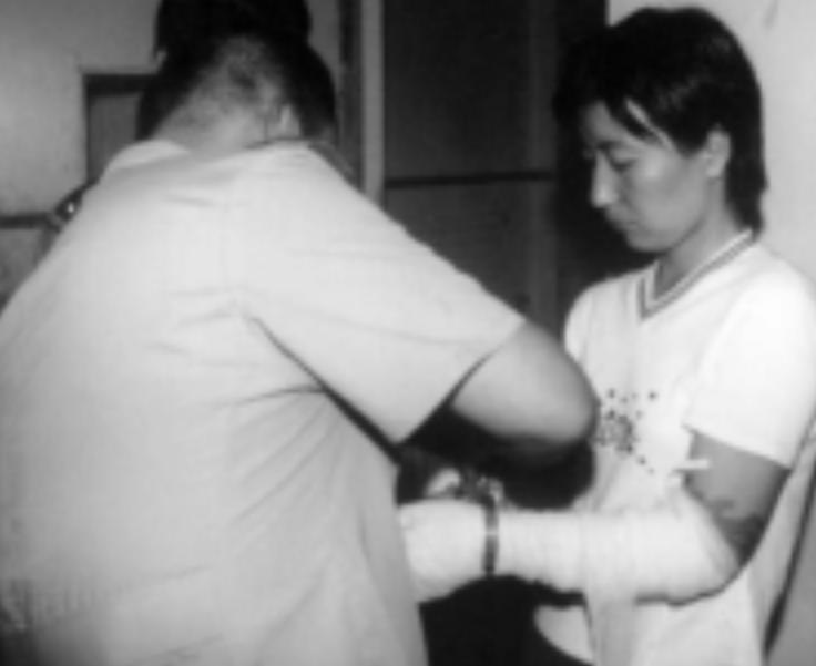 2000年，14岁花季少女被一瓶硝酸烧伤，事后亲婶母坦言：我有责任