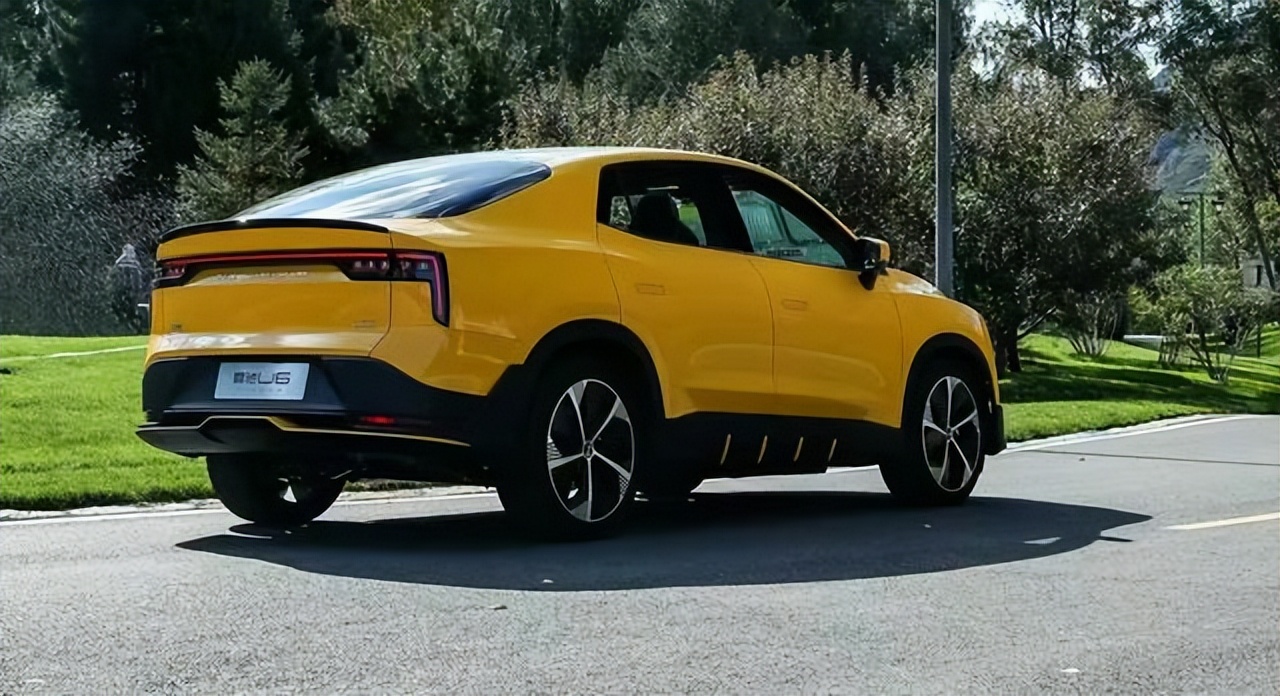 晚到却是“全球级”，扭转刚度3万牛米，连麦克风都是标配，22万