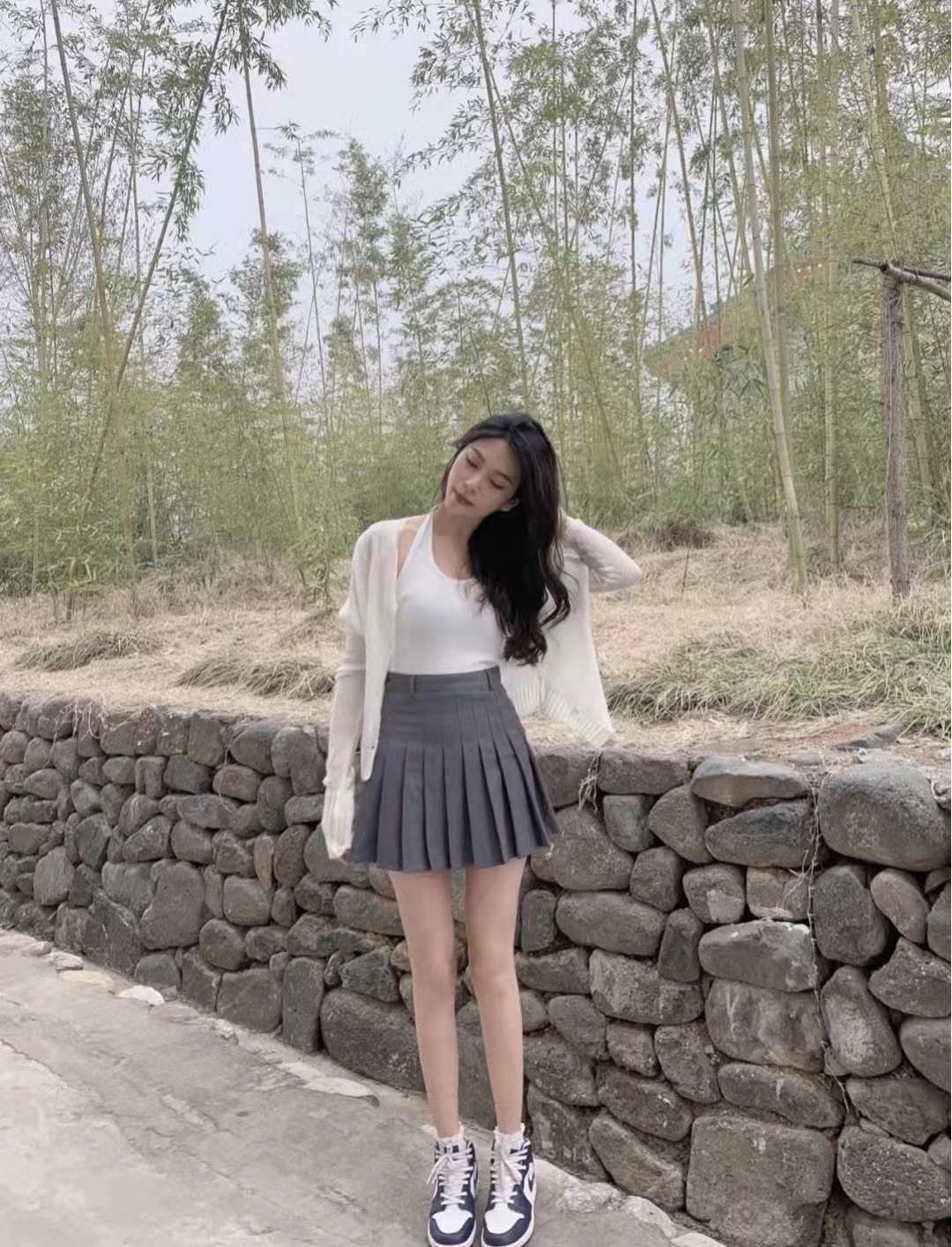 灰色和深咖色百褶短裙搭什么上衣,灰色百褶裙搭配什么上衣高级