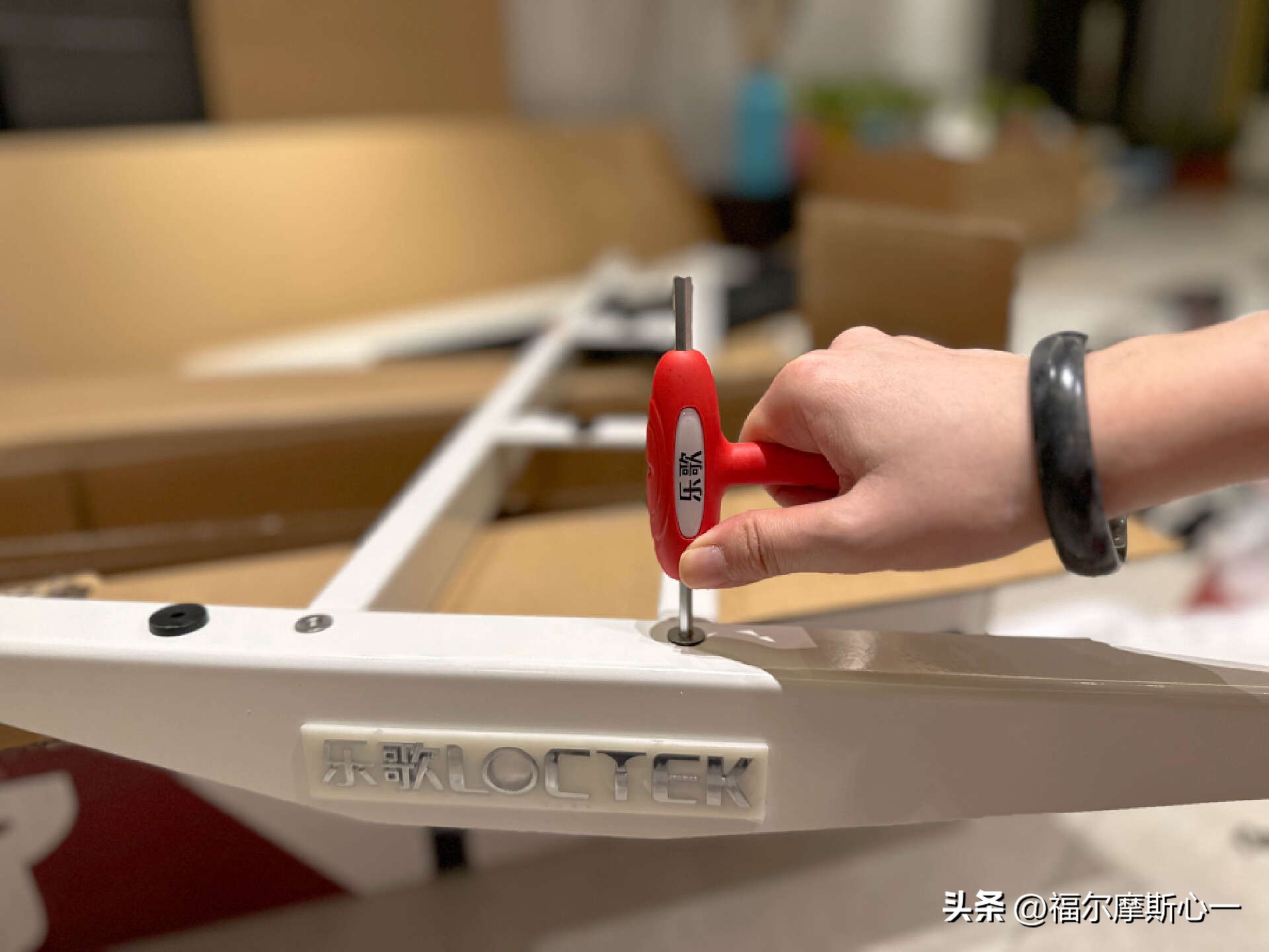 如何打造自己的电脑桌,如何合理布局电脑桌