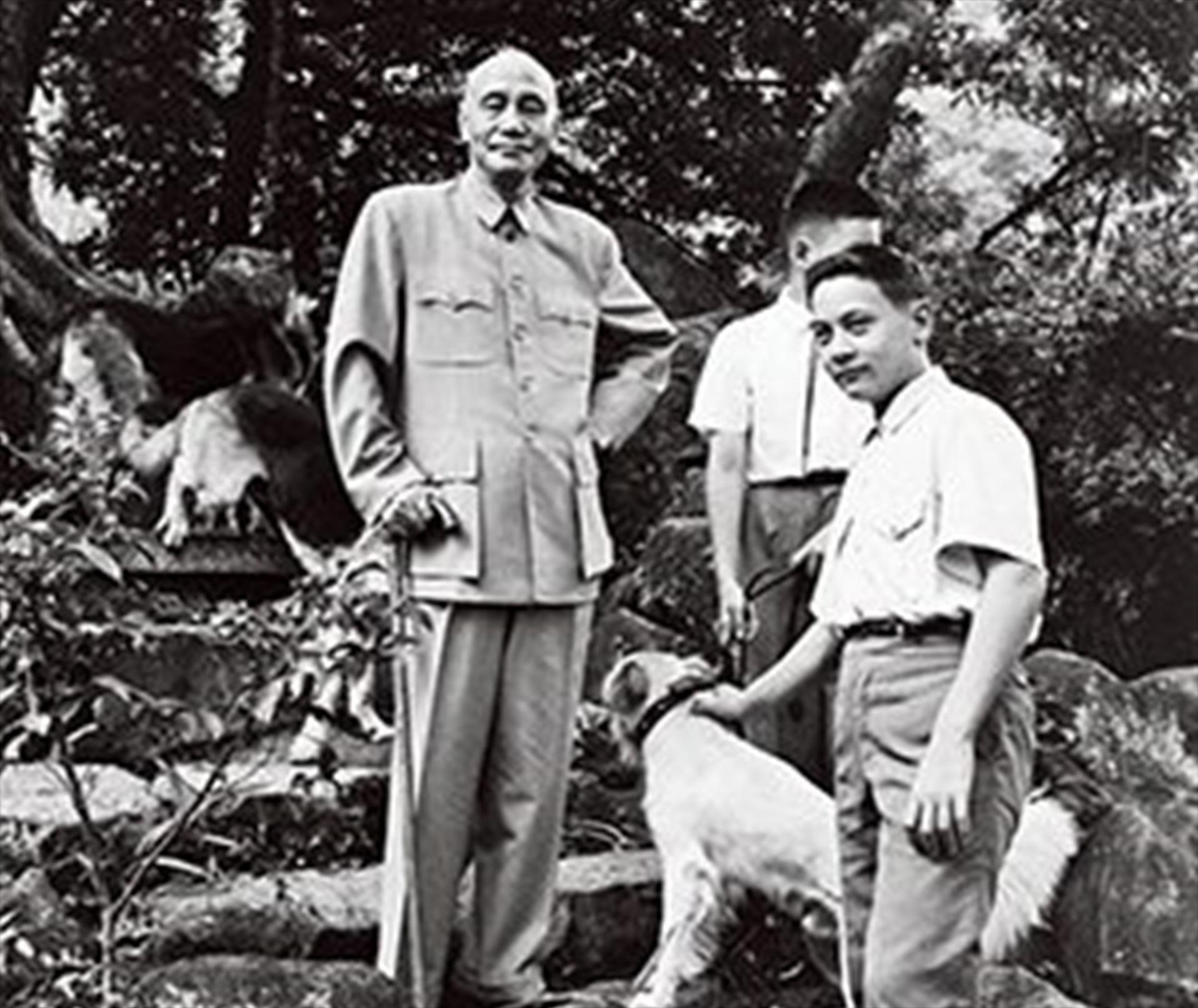 蒋介石晚年想和平回归，毛主席承诺：你儿子可以当台湾省长！