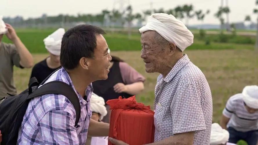 台湾“灵魂摆渡人”，放弃高薪工作，20年间自费送200位老兵回家