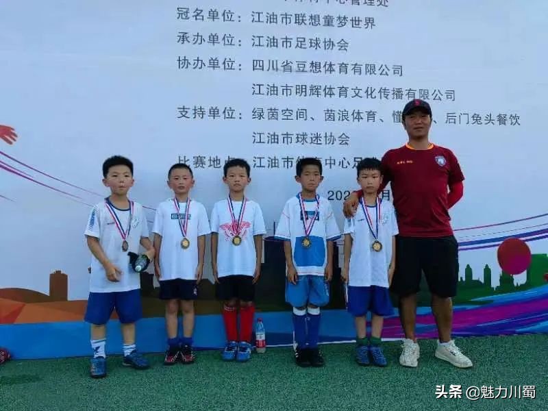 「江外魅力小学」江外萌娃展英姿足球梦想向未来