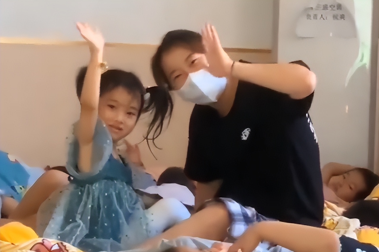 山东一萌娃为系五彩绳装睡,胳膊悬空不动被“识破”,老师看笑了