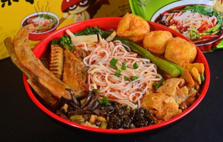 游客用5L桶带螺蛳粉汤,长途旅行携带速食螺蛳粉