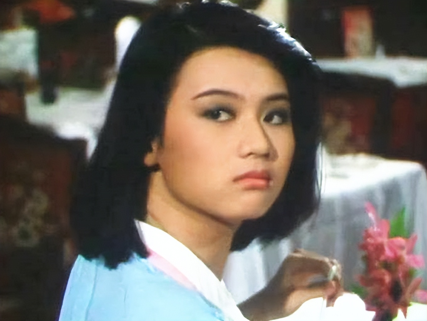 新加坡一姐陈莉萍近况，脚骨折拒绝动手术，打石膏需坐轮椅出行