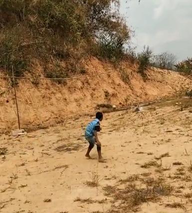 云南小伙坚守17年为学生圆足球梦,励志少年足球梦