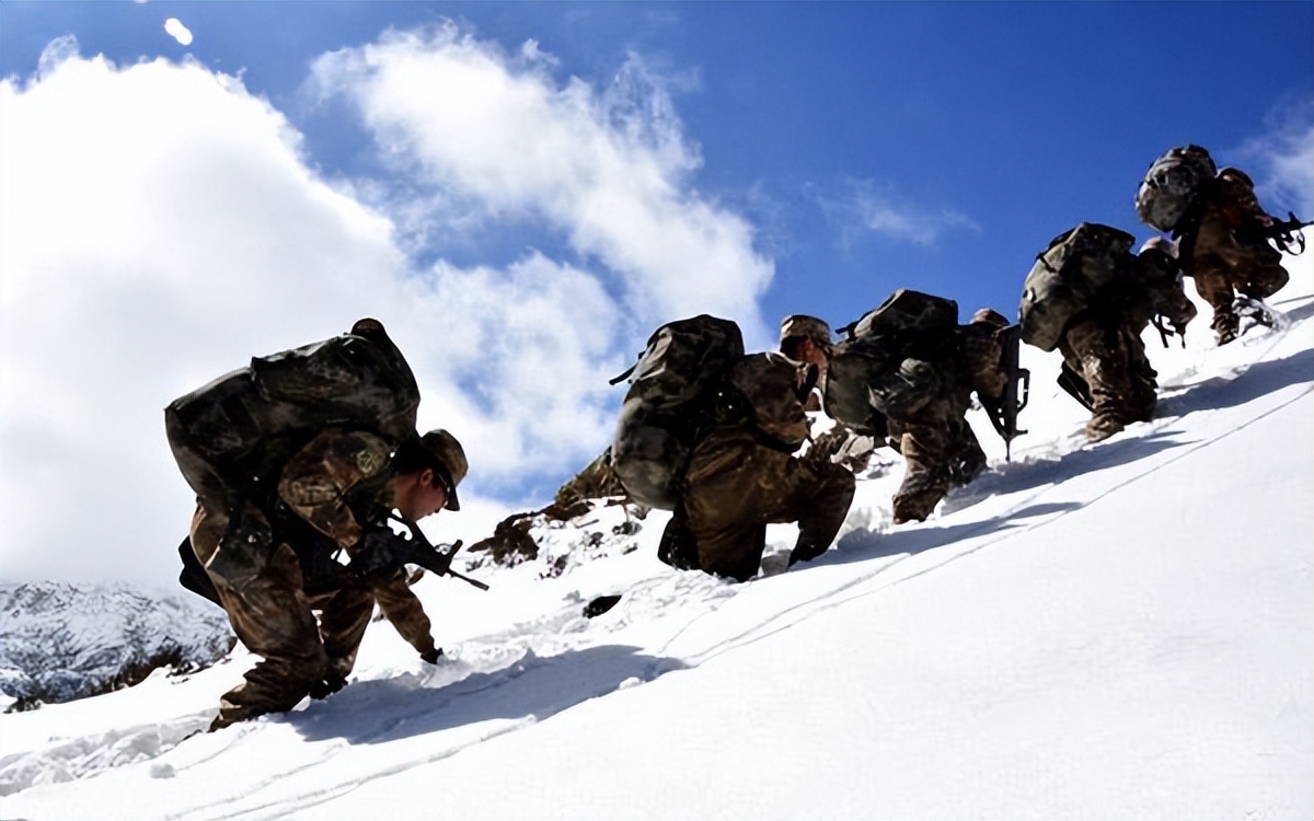 边防侦察兵斗狼群的故事,边防兵对战狼群的故事