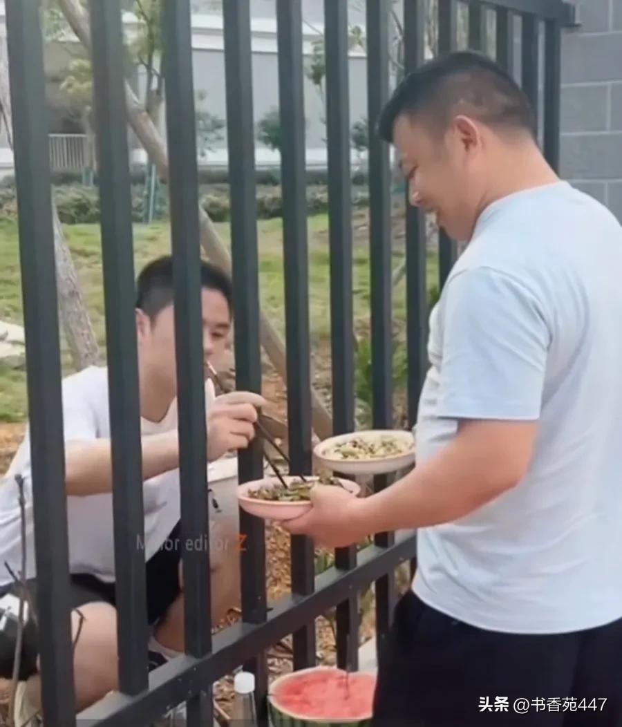 后爸为儿子做好饭菜，驱车两小时送到学校