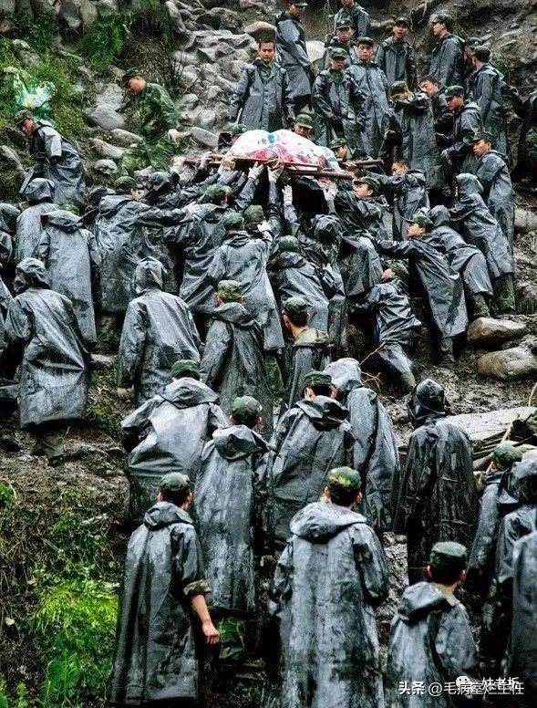 512汶川地震令人心碎的瞬间,灾难无情人间有爱汶川大地震句子