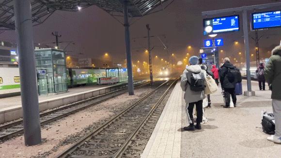 去芬兰看极光，见圣诞老人，路上却丢失行李，差点被锁地牢