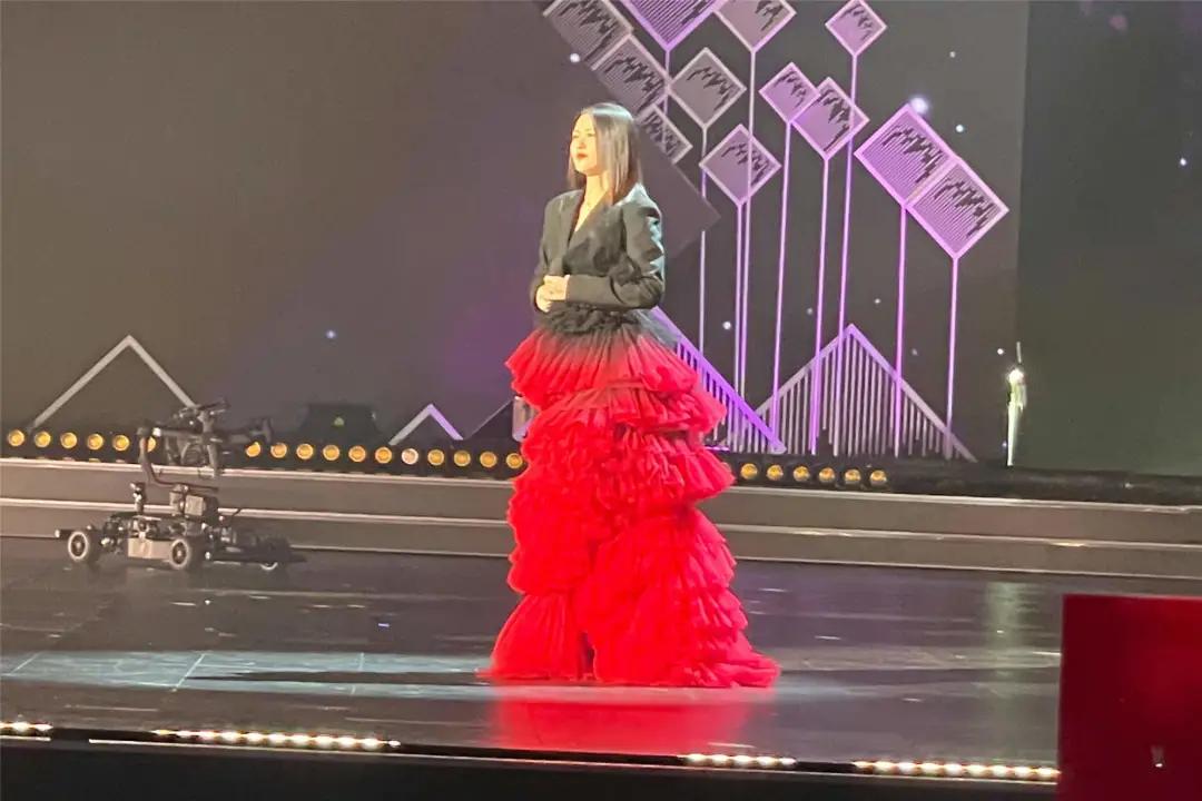 山东春晚路透！53岁周涛气质佳，郭德纲冯巩现身，刘雨昕全家登台