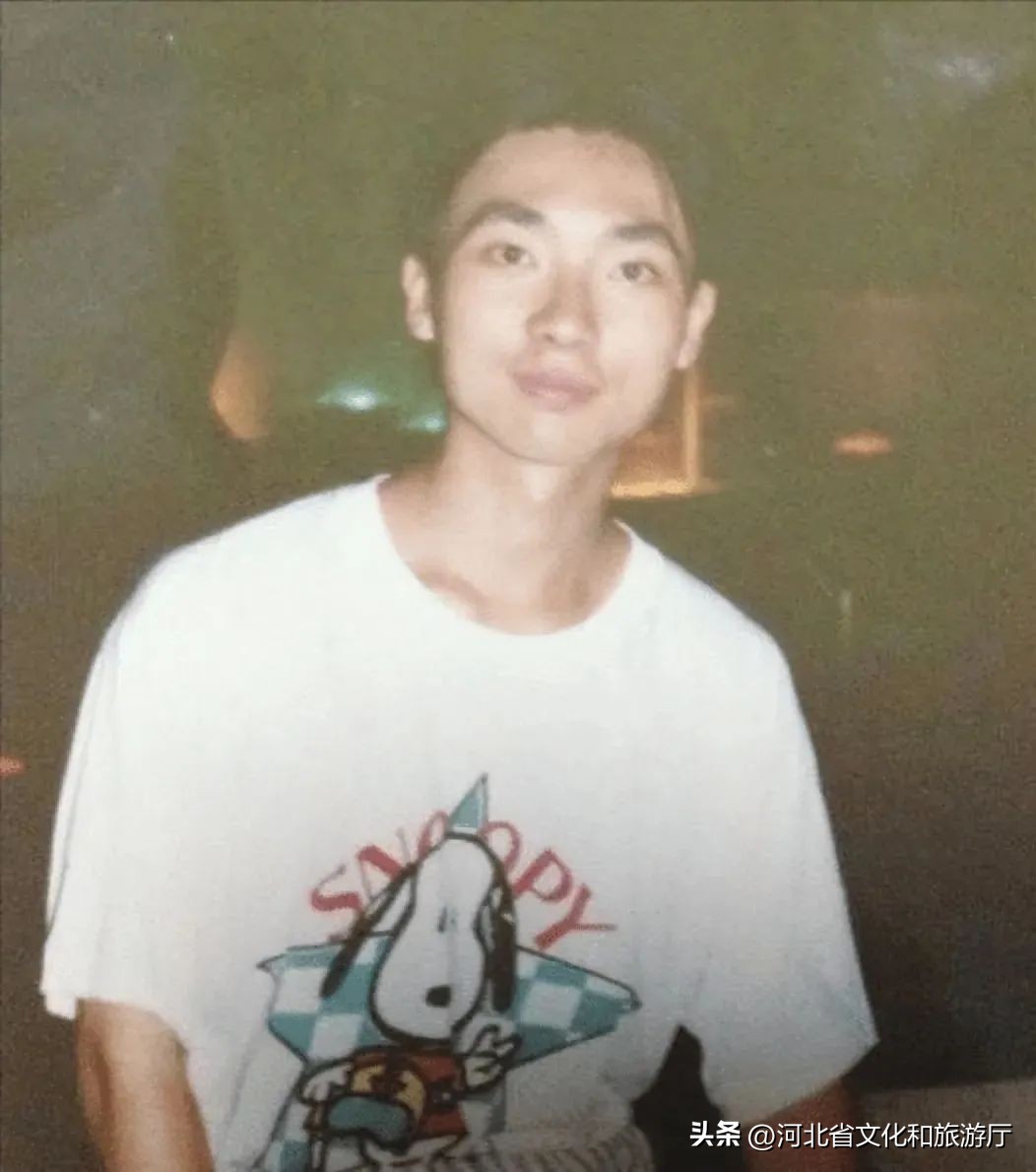 社恐、内向、普通话不标准却成为“央视一哥”,高考差点被人“顶替”,22分钟口播一战封神,他到底有多牛?