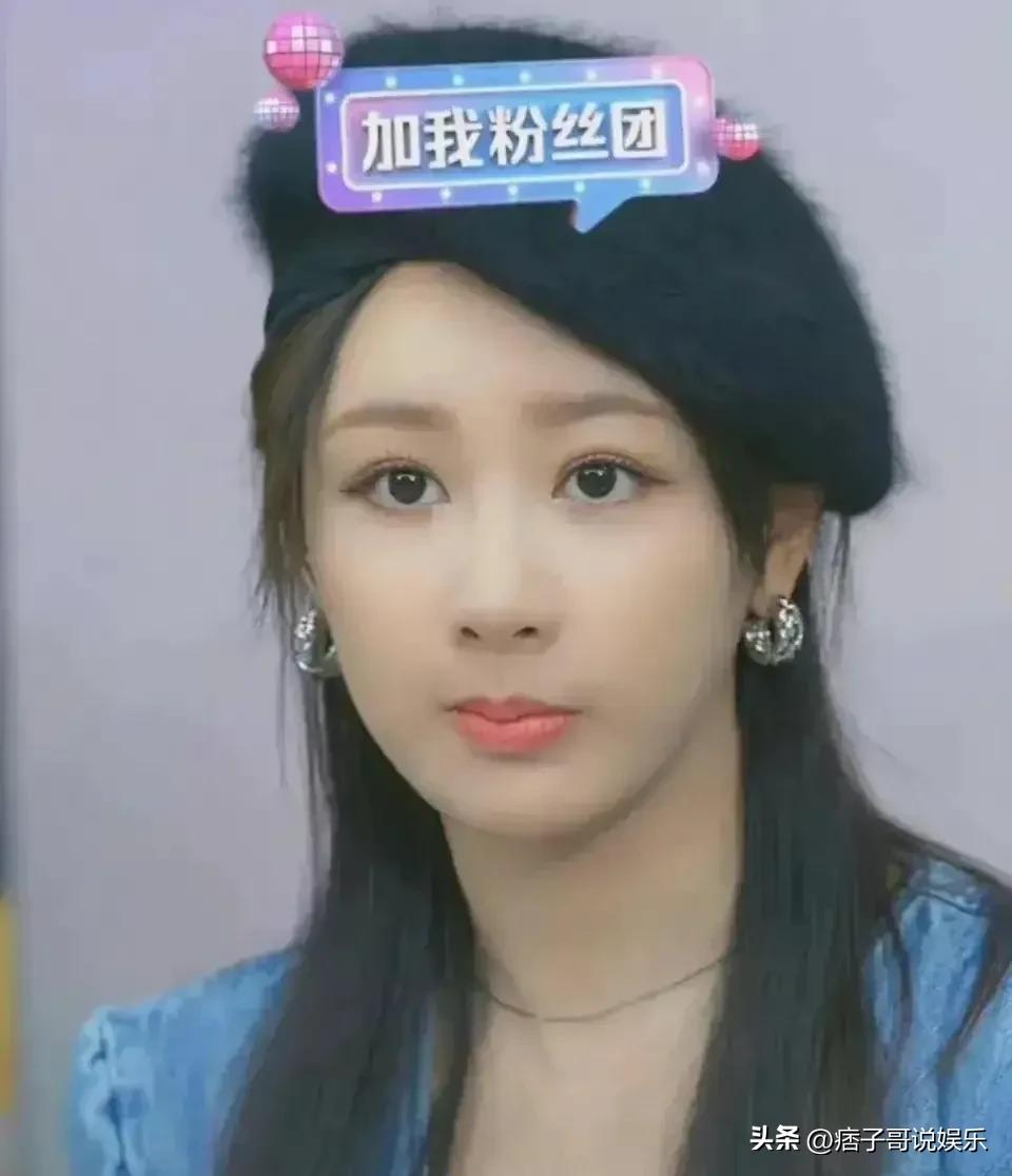 杨紫直播美出新高度直角肩抢镜,杨紫显胖又显壮