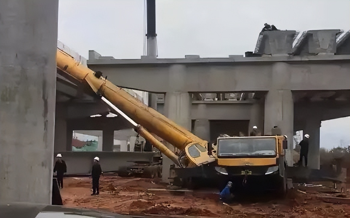 违章指挥造成重大事故怎么判刑,违章指挥造成1人死亡负什么责任