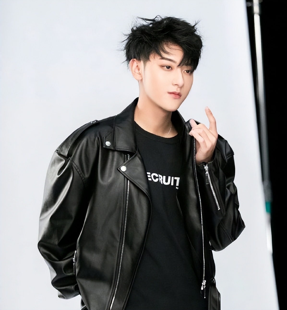 黄子韬变秃头爱豆,还撞脸裘千尺?假发果然是个好东西