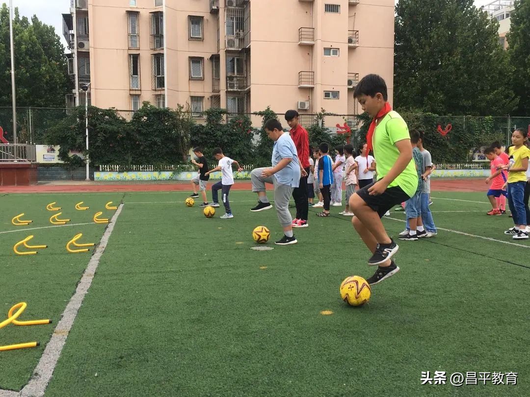 校园足球与世界杯,班里一共48人会踢足球的有22人