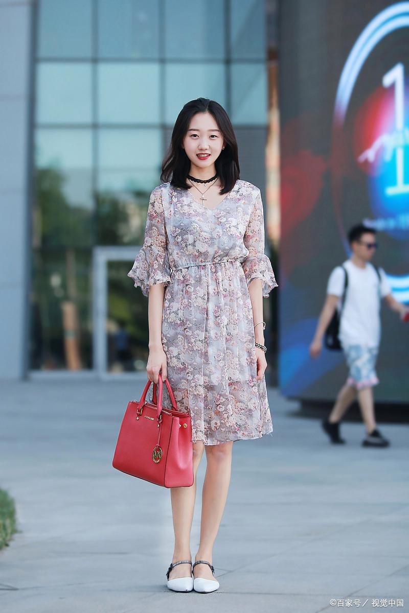 连衣裙显腿部曲线,优雅连衣裙穿出气质女人味