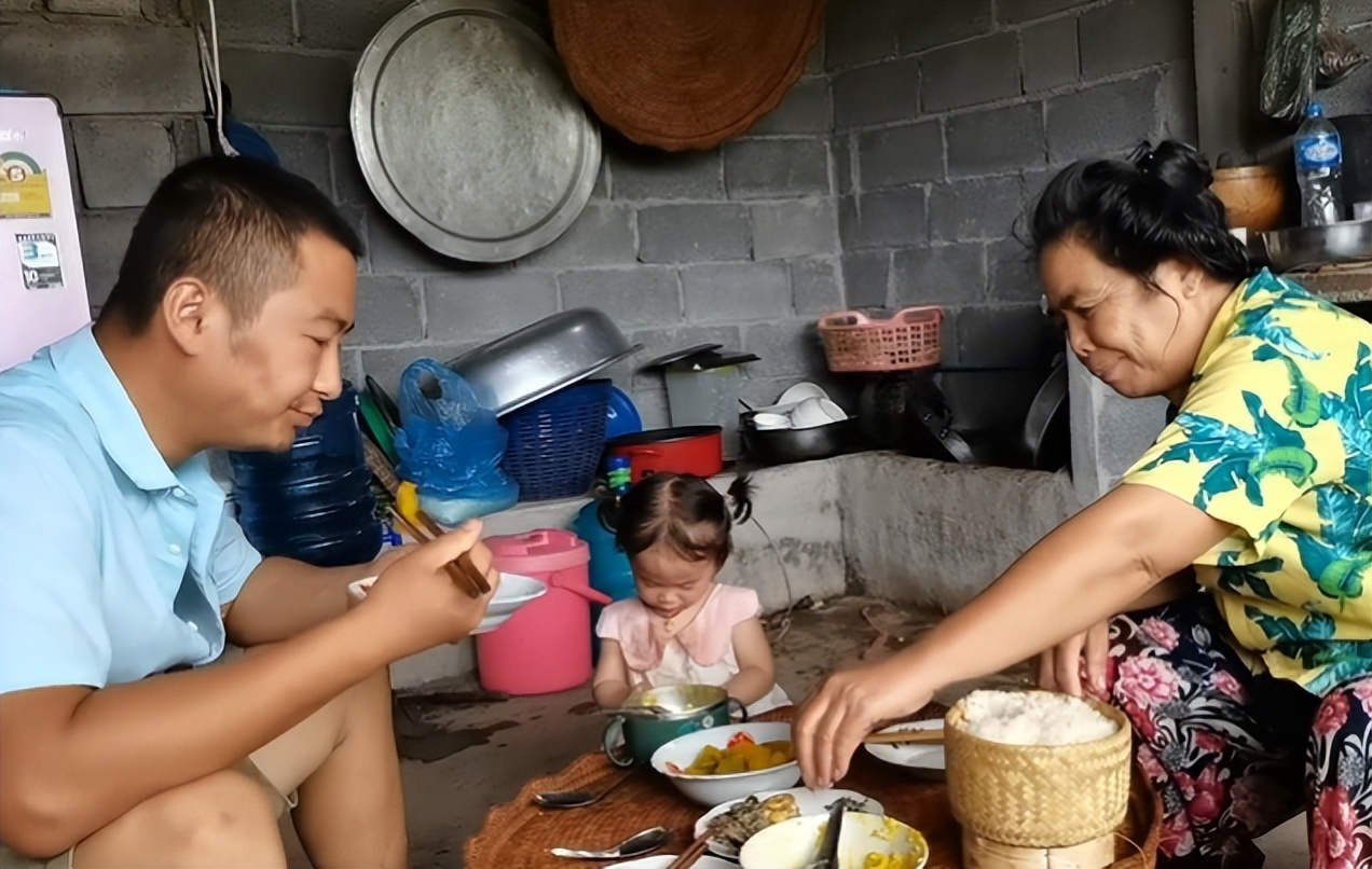 老挝媳妇嫁中国大叔在老挝生活,老挝媳妇嫁给外卖小哥