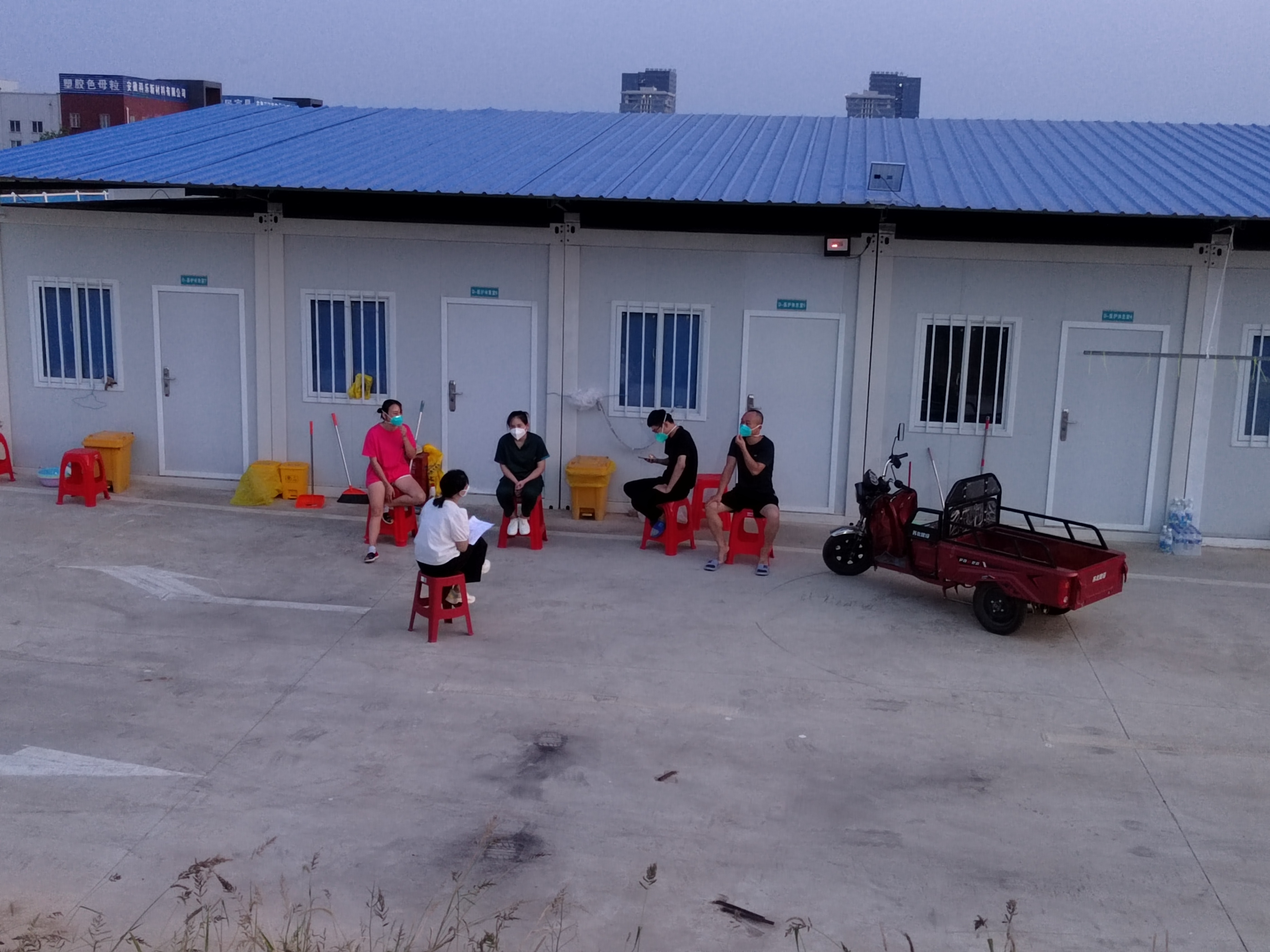 筑牢疫情防线守护百姓平安,投身防控一线践行五心服务使命