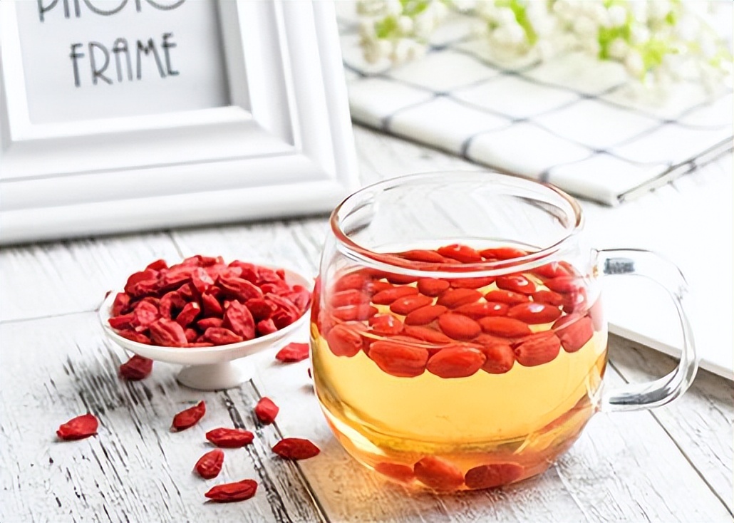 男人喝枸杞水能降血糖吗,长期用枸杞泡水喝是养肾还是伤肾